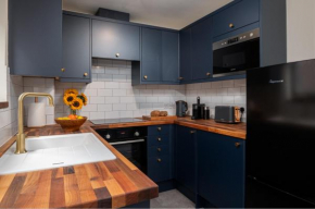 Stylish 2-Bed City Centre Apartment with Free Parking - At Hem
